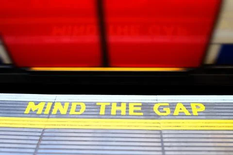 Mind The Gap Warning At Edge Of Subway Platform Fotos Stock