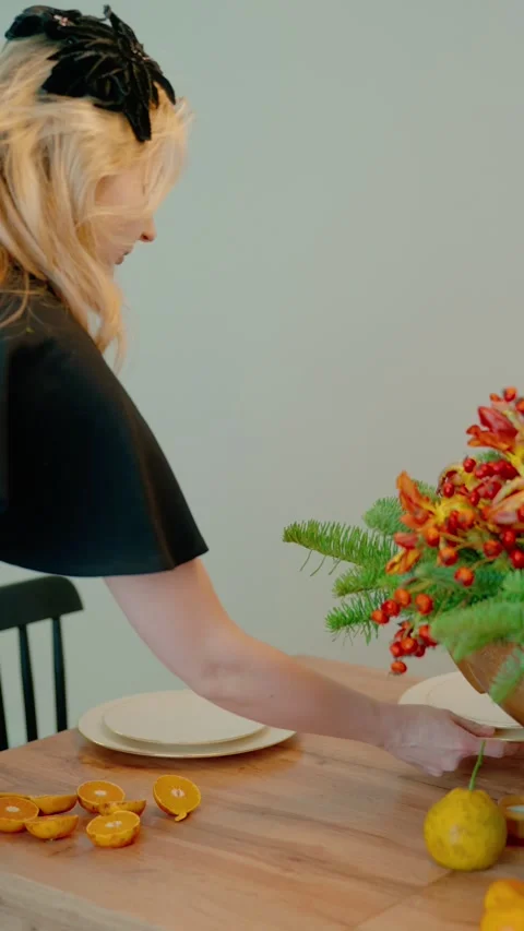 Mindful Table Setting Ritual and Festive Dinner Preparation Vidéo 332788284