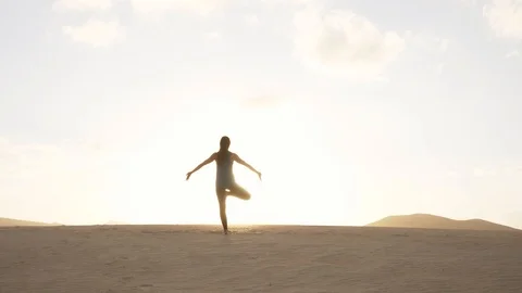 Mindfulness exercise in the desert with focus on breathing and stability Stock Footage 125973698