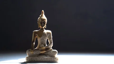 Mindfulness meditation while wind blowing Stock Footage 119695909