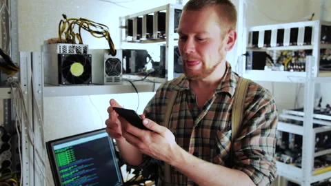 Miner exploring bitcoin growth on farm 動画素材 85683089