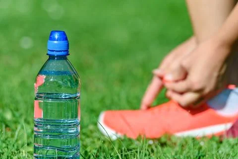 Mineral water while jogging Foto stock