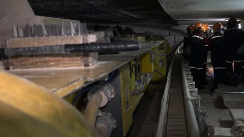 Miners in the mine 動画素材 86897539