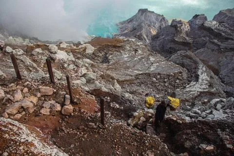 The miners of Mount Ijen - East Java / Indonesia Foto stock