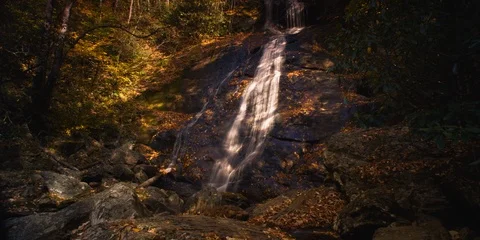 Mingo waterfall in Cherokee, NC. Cascade flowing over the rocks in the forest Vídeo Stock 103818180