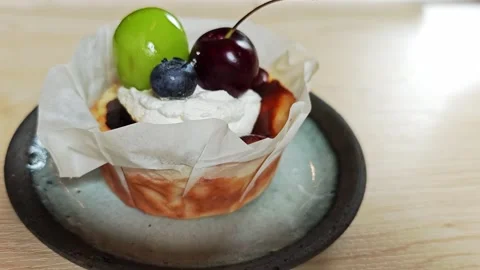 Mini Basque Burnt Cheesecake Topped with Fresh Fruits and Whipped Cream. Vídeos de archivo 340047443