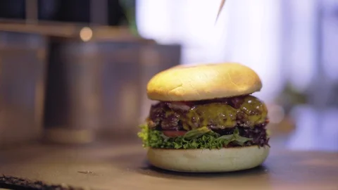 Mini Burger bein Finalized by Toothpick Vídeos de archivo 102281339