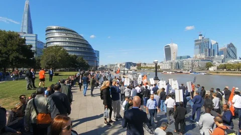 Mini Cab drivers march to City Hall to protest against Transport For London 動画素材 95001910