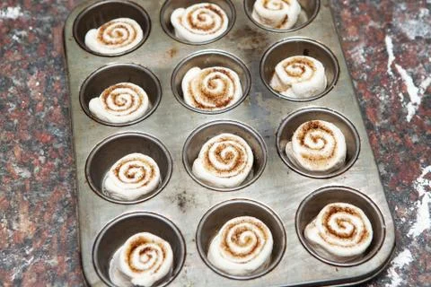 Mini cinnamon rolls ready to be baked Foto stock