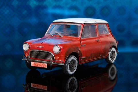 Mini Cooper - modelmaking, Plastic model auto  - gluing the toy car. Foto stock