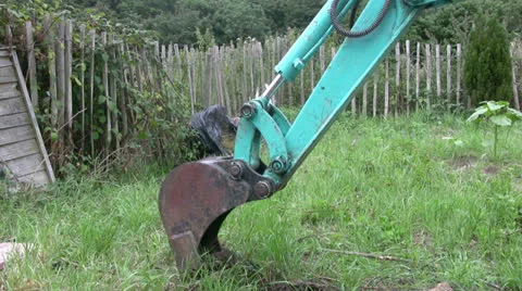Mini digger breaking the grass surface Vidéo 25510000