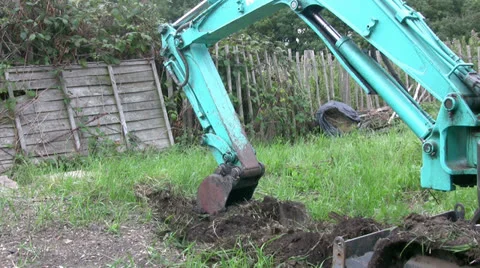 A mini digger at work Vidéo 25509927