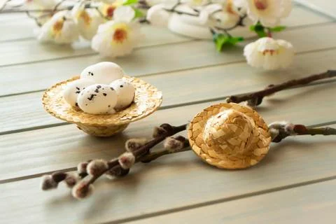 Mini easter eggs and branch with flowers Foto stock