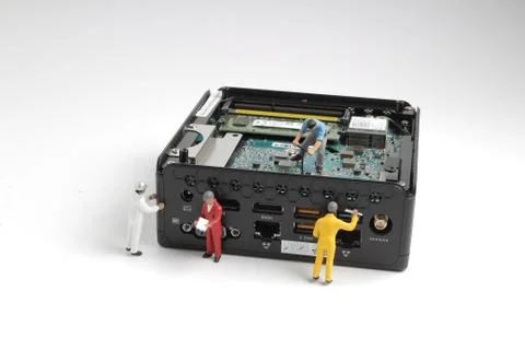 Mini engineers inspecting computer processor Foto stock