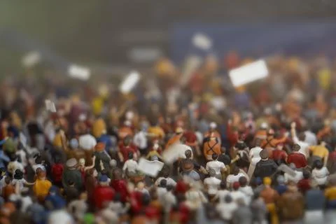 Mini figures crowd standing demonstration, selective focus. Foto stock