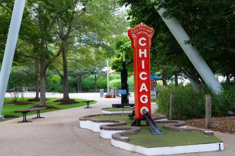 Mini golf course with Chicago sign, urban park recreation Foto stock