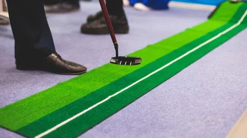 Mini golf course, process of playing miniature golf on a green artificial t.. Foto stock