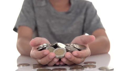 Mini house on kid hands 库存影片 114691635