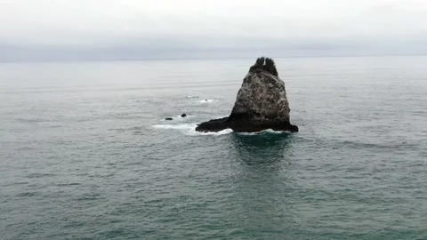 Mini island in the ocean drone cloudy Vídeos de archivo 134914395