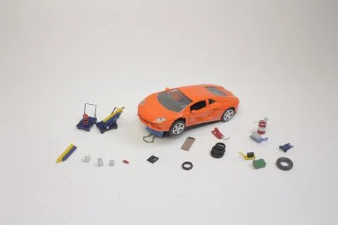 A mini mechanics replacing a punctured tyre of a car 스톡 사진