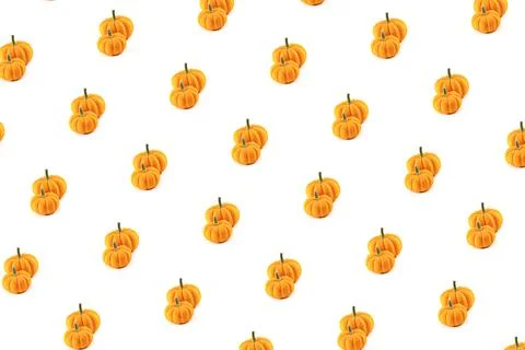 Mini orange pumpkins slant pattern on isolated background Foto stock