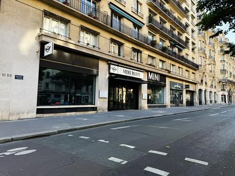 Mini Paris car storefront and quiet boulevard in Paris, France with classic.. 스톡 사진
