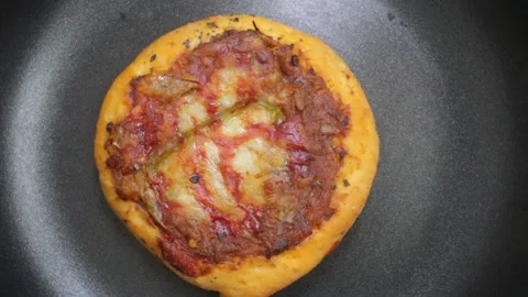 Mini pizza on black pan rotating 스톡 동영상 161110886