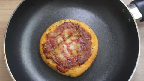 Mini pizza on black pan rotating 스톡 동영상 161110892