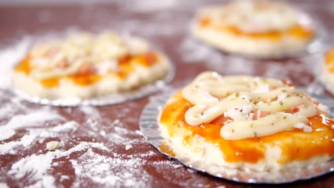 Mini pizza on table. Panning and close-up Stock-Footage 136076006
