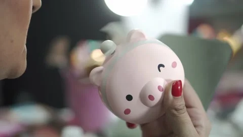 Mini portable pig cooler being used to cool face makeup Stock Footage 137677266