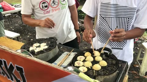 Mini quail egg mini martabak traders sell during Car Free Day. Видео 232207408