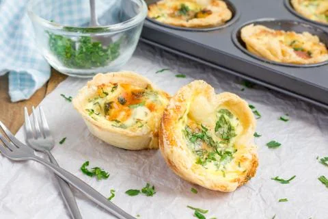 Mini quiche with bacon, using bread toast instead of dough Foto stock