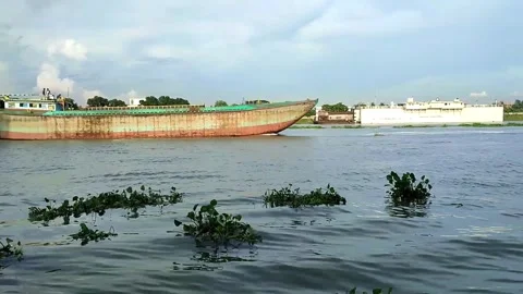 Mini ship on river. Video stock 276607067