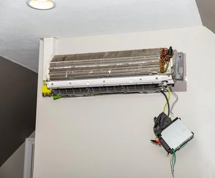 Mini split air conditioner system on wall. Foto stock