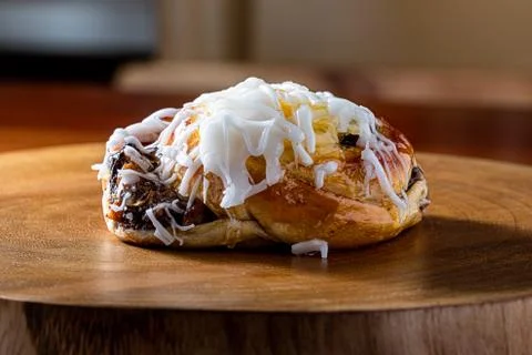 Mini sweet bread stuffed and covered with sugar icing. Selective focus. Foto stock
