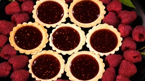 Mini tartlets with raspberry jam decorated by fresh rip berries 4K Vídeos de archivo 86975076