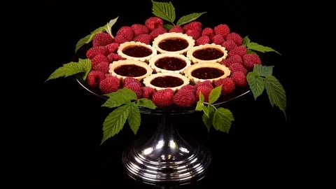 Mini tartlets with raspberry jam decorated by fresh rip berries and green leaves Vidéo 89659240