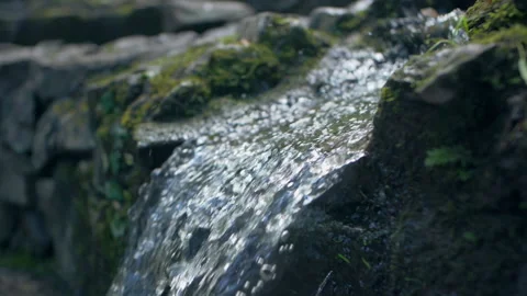 Mini waterfall. slow motion Видео 133683569