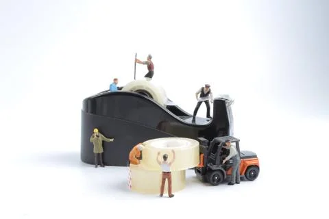 Mini of worker replace the tape for dispenser Foto stock
