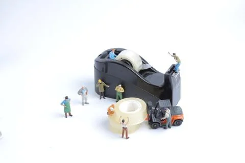 Mini of worker replace the tape for dispenser Foto stock