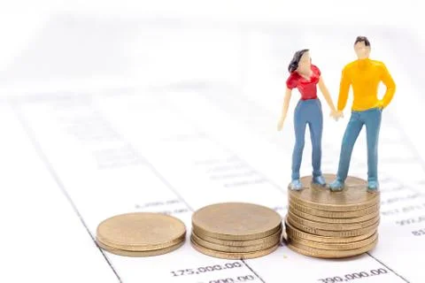 Miniature couple people and stack coins on statement. saving and loan concept Foto stock