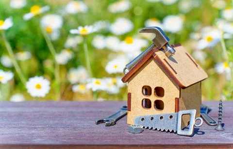 Miniature House Model and Tiny Hand Tools Outdoors Stockfoto's