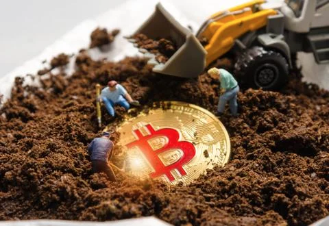 Miniature miner workers team digging gold bitcoin. digital virtual cryptocurr Stockfoto's