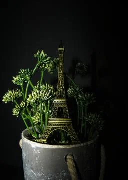Miniature model of Eiffel tower places in artificial flower pot Foto stock