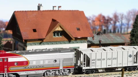 Miniature model of train arrive to the station. 스톡 동영상 221097759