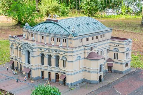 A miniature model of a white, classical architecture-inspired building with m Foto stock