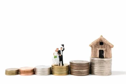 Miniature people wedding on stack coins  on white background. Foto stock