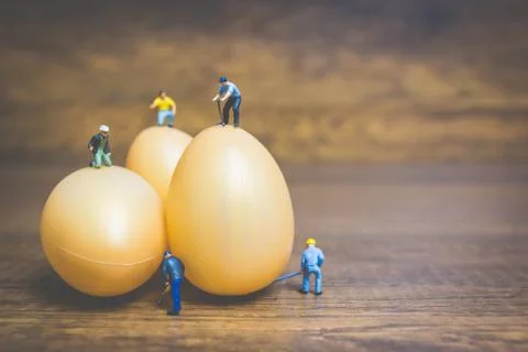 Miniature people work at Easter-eggs for Easter day 스톡 사진