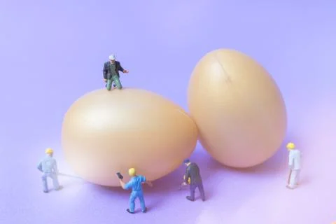 Miniature people work at Easter-eggs for Easter day 스톡 사진