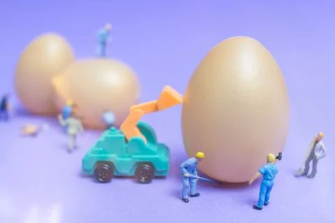 Miniature people work at Easter-eggs for Easter day Foto stock